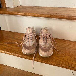 LIGHT PINK AIR HUARACHE BY NIKE